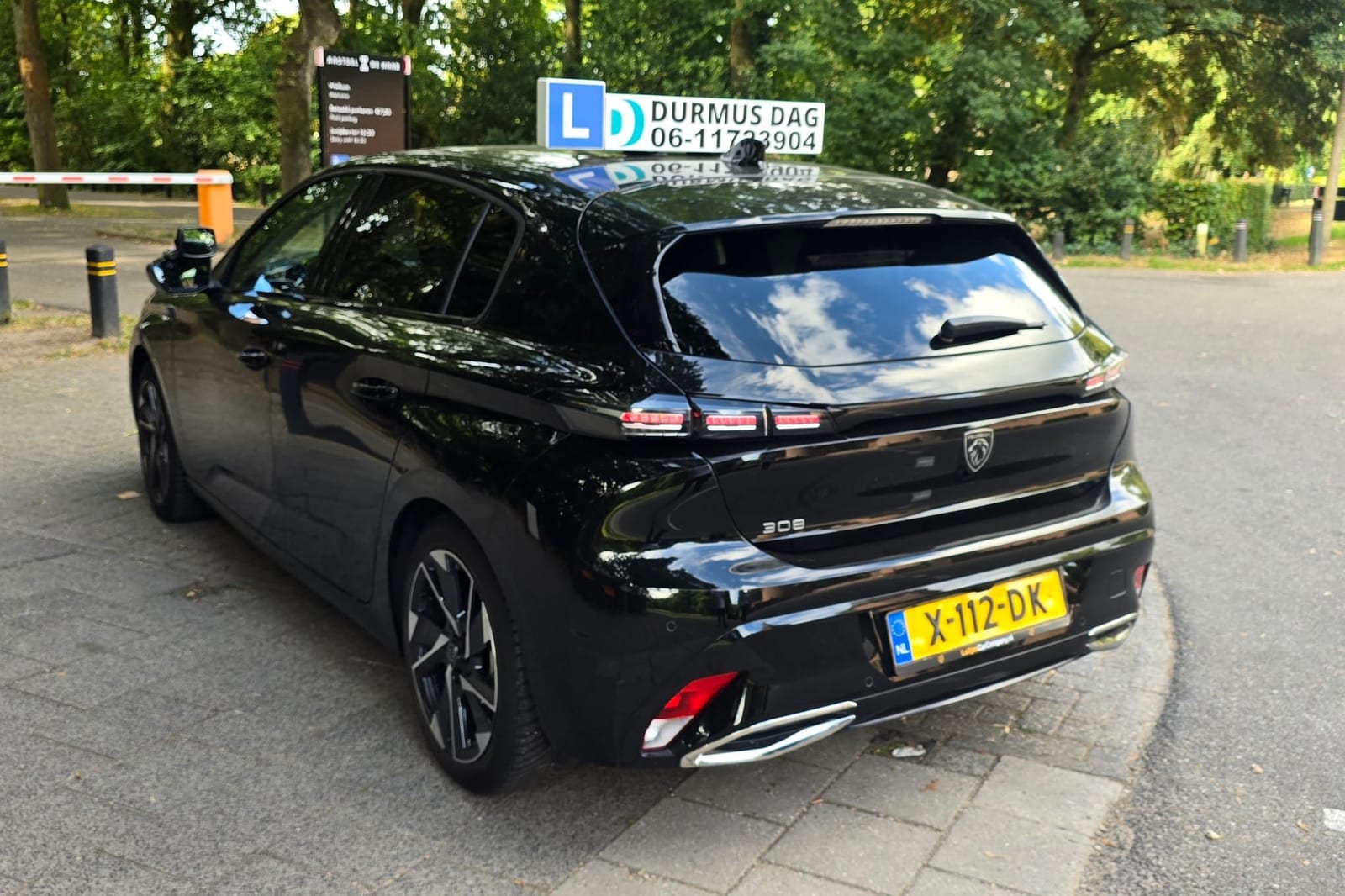 Achterkant van de Peugeot-lesauto